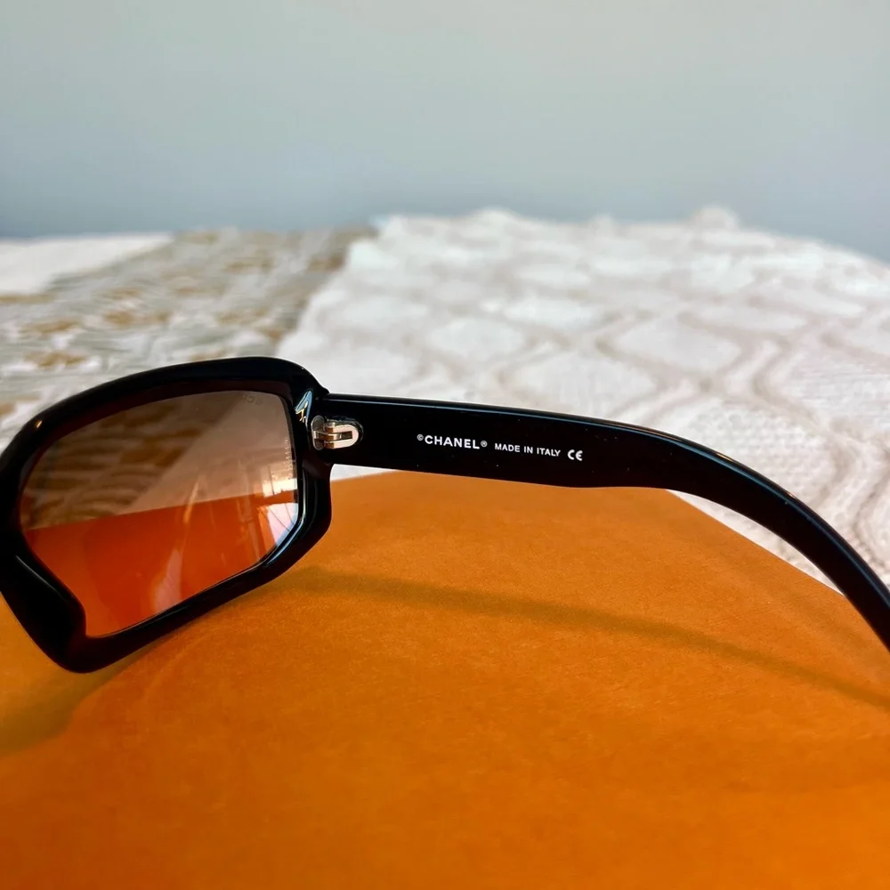 CHANEL Black Frame Sunglasses with Amber Gradient Lenses